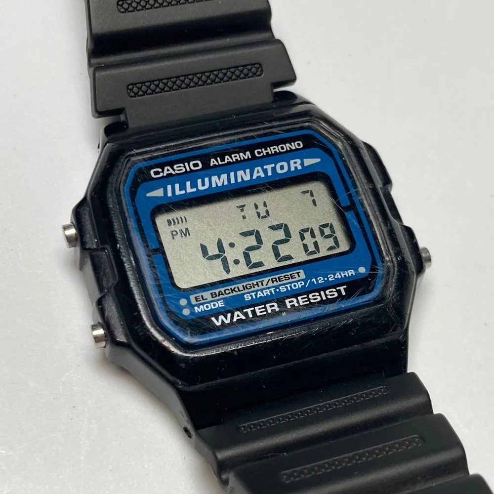 Casio vintage F-105 digital watch, working battery, light works, alarm, chrono
